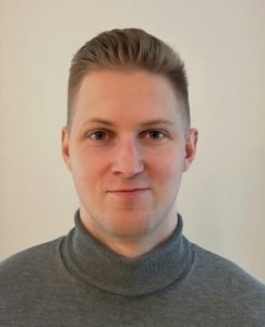 Yrittäjä hymyilemässä kameralle